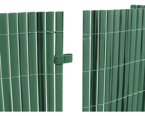 Detailaufnahme eines Zauns aus Kunststoff mit Öffnung