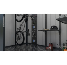 Ein Garageninnenraum mit einem Fahrrad an einer Wandhalterung, Werkzeugen an einer Lochplatte, Regalen und verschiedenem Zubehör wie einem Helm und Gummistiefeln.
