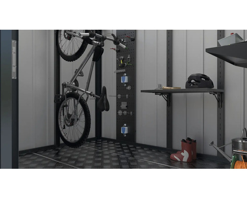 Un intérieur de garage avec un vélo sur un support mural, des outils sur un panneau perforé, des étagères et divers accessoires tels qu''un casque et des bottes en caoutchouc.