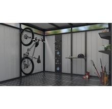Intérieur d''un abri de jardin avec vélo, outils, étagères et outils de jardinage