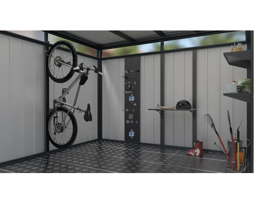 Intérieur d''un abri de jardin avec vélo, outils, étagères et outils de jardinage