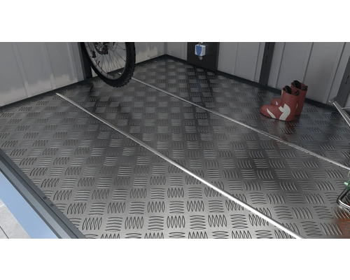 Plancher métallique avec motif à carreaux dans un hangar, avec vélo, bottes et étagères