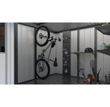 Fahrrad an der Wand im Gartenhaus mit Regalen und Werkzeugwand.