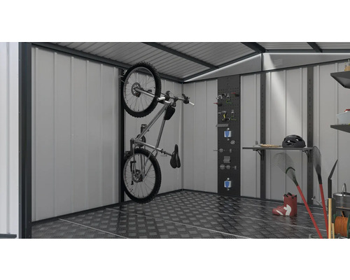 Vélo et outils de jardin dans une remise