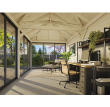 Pavillon de jardin lumineux avec poste de travail, mobilier de bureau et grandes fenêtres