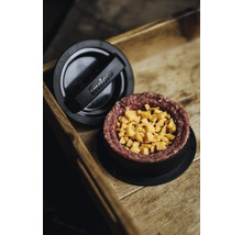 Burgerpresse von Enders mit Hackfleisch und Käsestückchen auf einem Holztisch