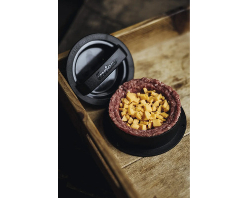 Burgerpresse von Enders mit Hackfleisch und Käsestückchen auf einem Holztisch