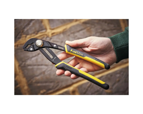 Eine Person hält eine Rohrzange der Marke Stanley FatMax.