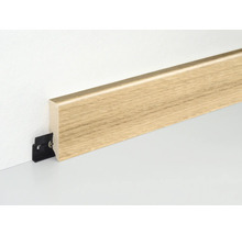 Plinthe avec clip de fixation sur un mur