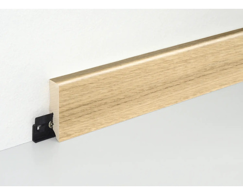 Plinthe avec clip de fixation sur un mur