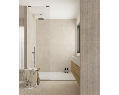Modernes Badezimmer mit Dusche, Waschtisch und Handtuch auf einer Holzbank