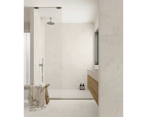 Helles Badezimmer mit Dusche, Sitzbank und Waschtischunterschrank