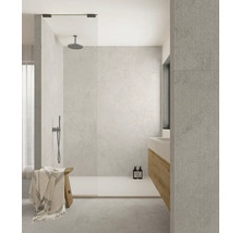 Helles Badezimmer mit Dusche, Waschtisch und Holzhocker