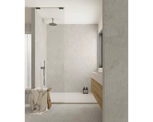 Salle de bains lumineuse avec douche, lavabo et tabouret en bois