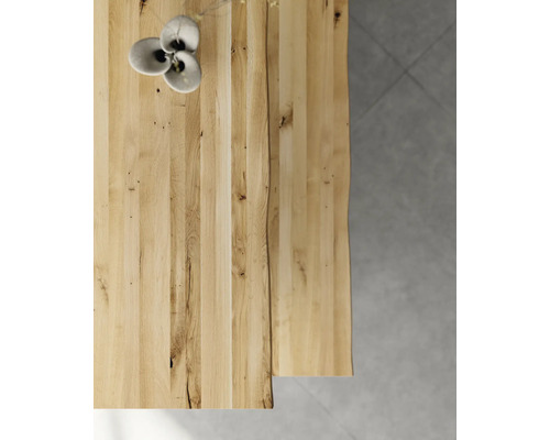 Plateau de table en bois massif avec bord d''arbre et décoration florale