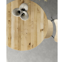 Table ronde en bois avec fleurs décoratives et chaise, vue de dessus