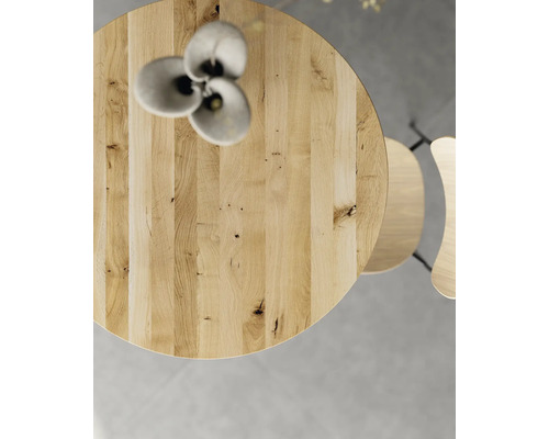 Table ronde en bois avec fleurs décoratives et chaise, vue de dessus