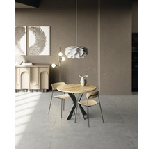 Salle à manger avec table ronde en bois, deux chaises et suspension