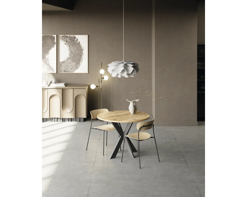 Salle à manger avec table ronde en bois, deux chaises et suspension