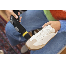 Reinigung von weißen Schuhen mit einem Dampfreiniger