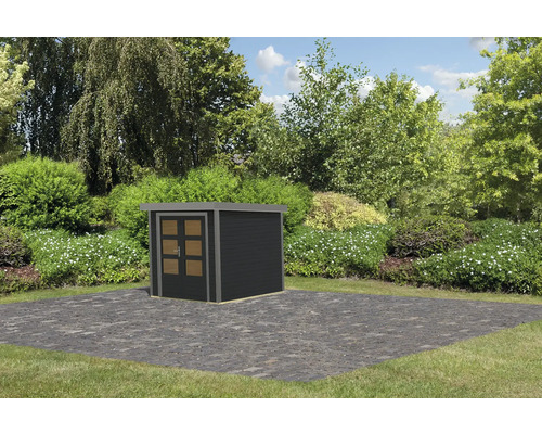 Gartenhaus aus Holz mit Tür vor Bäumen und Büschen