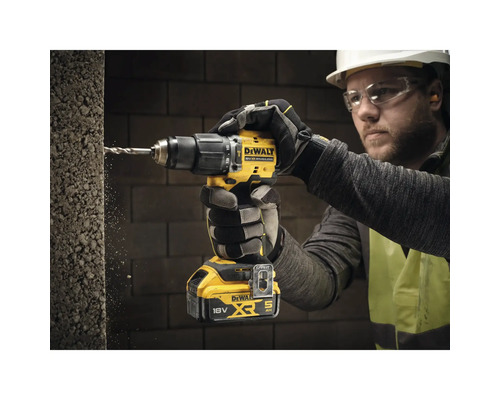 Personne perçant avec une perceuse sans fil DeWalt