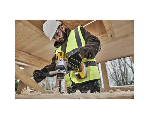 Un homme perce du bois avec une perceuse-visseuse sans fil jaune DeWalt.