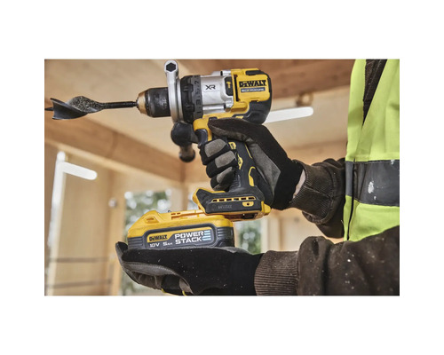 Perceuse-visseuse sans fil DeWalt avec embout de perçage et batterie entre les mains d''une personne