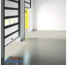 Garage avec porte sectionnelle et sol industriel