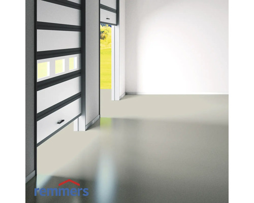 Garage avec porte sectionnelle et sol industriel