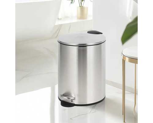 Poubelle à pédale en acier inoxydable dans la salle de bain