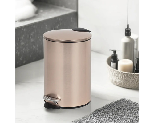 Poubelle à pédale en métal dans la salle de bain