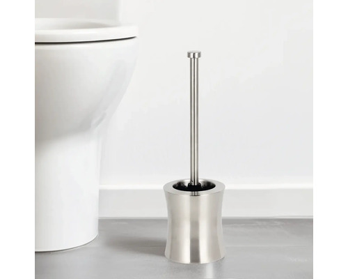 Toilettenbürste aus Metall mit Halter neben Toilette