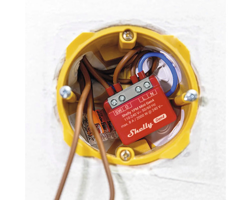 Relais Shelly 1PM Mini Gen4 dans une boîte de dérivation jaune avec des câbles