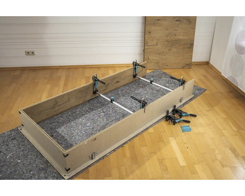 Holzrahmen wird mit Schraubzwingen und Spreizzwingen zusammengebaut