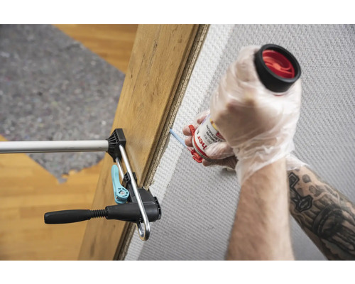 Anwendung von Montagekleber mit einer Auspresspistole zum Anbringen einer Platte