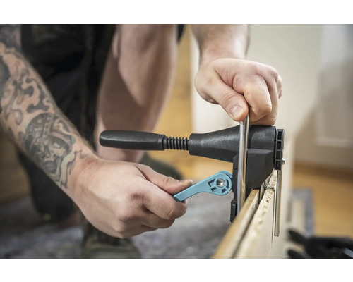 Person benutzt eine Dübelleiste für Holzverbindungen.