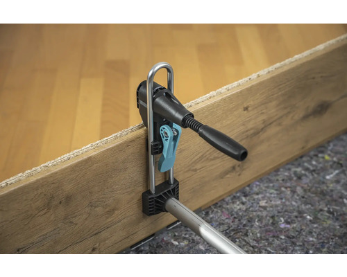 Bildausschnitt eines Laminatverlegewerkzeugs an einem Laminatbrett