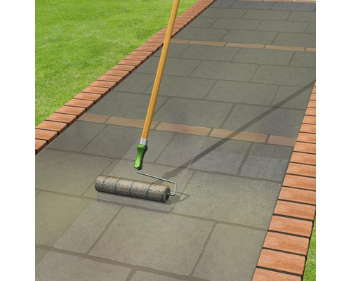 Espace extérieur avec des dalles en pierre traitées avec un rouleau à peinture