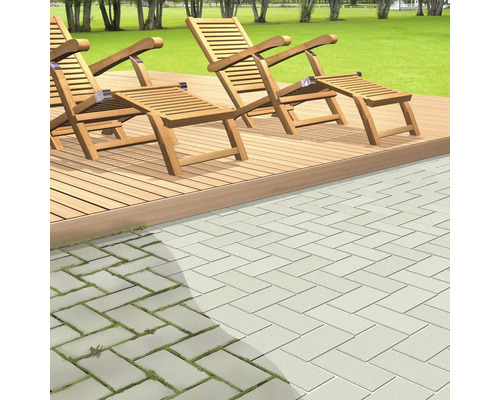 Extérieur avec terrasse en bois, chaises longues en bois et pavés