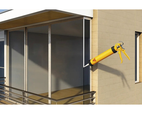 Pistolet à silicone utilisé sur un balcon