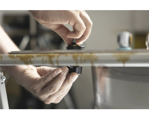 Des mains assemblent un composant sur une machine