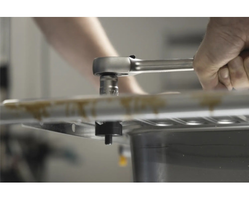 Fixation d''un évier avec une clé à douille