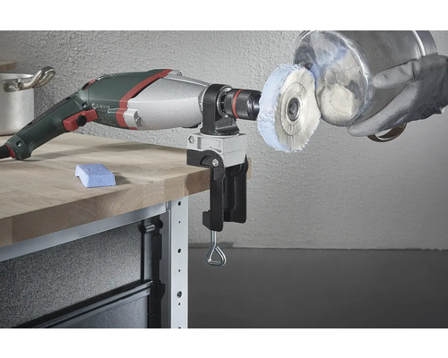 Eine Bohrmaschine mit Polieraufsatz und Tischhalterung wird zum Polieren eines Topfes verwendet.