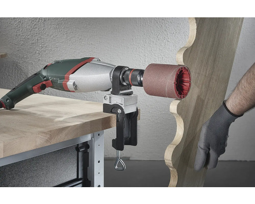 Aufnahme einer stationären Bohrmaschine mit Schleifhülse zur Holzbearbeitung auf einer Werkbank.