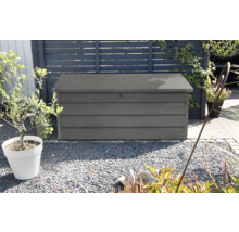 Gartenszene mit einer grauen Gerätebox für den Aussenbereich.
