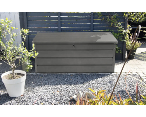 Gartenszene mit einer grauen Gerätebox für den Aussenbereich.
