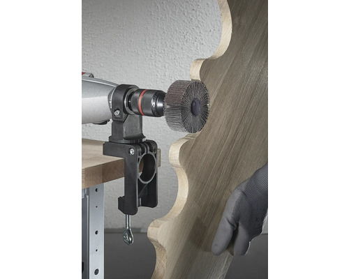 Brosse montée sur perceuse travaillant le bois