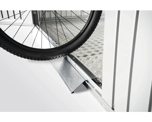 Gros plan d''un pneu de vélo sur une rampe métallique nervurée