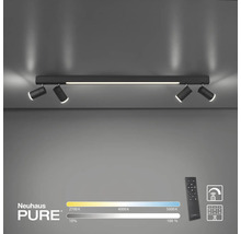 Schwarze Deckenleuchte mit vier Strahlern und Fernbedienung zur Steuerung der Lichtfarbe